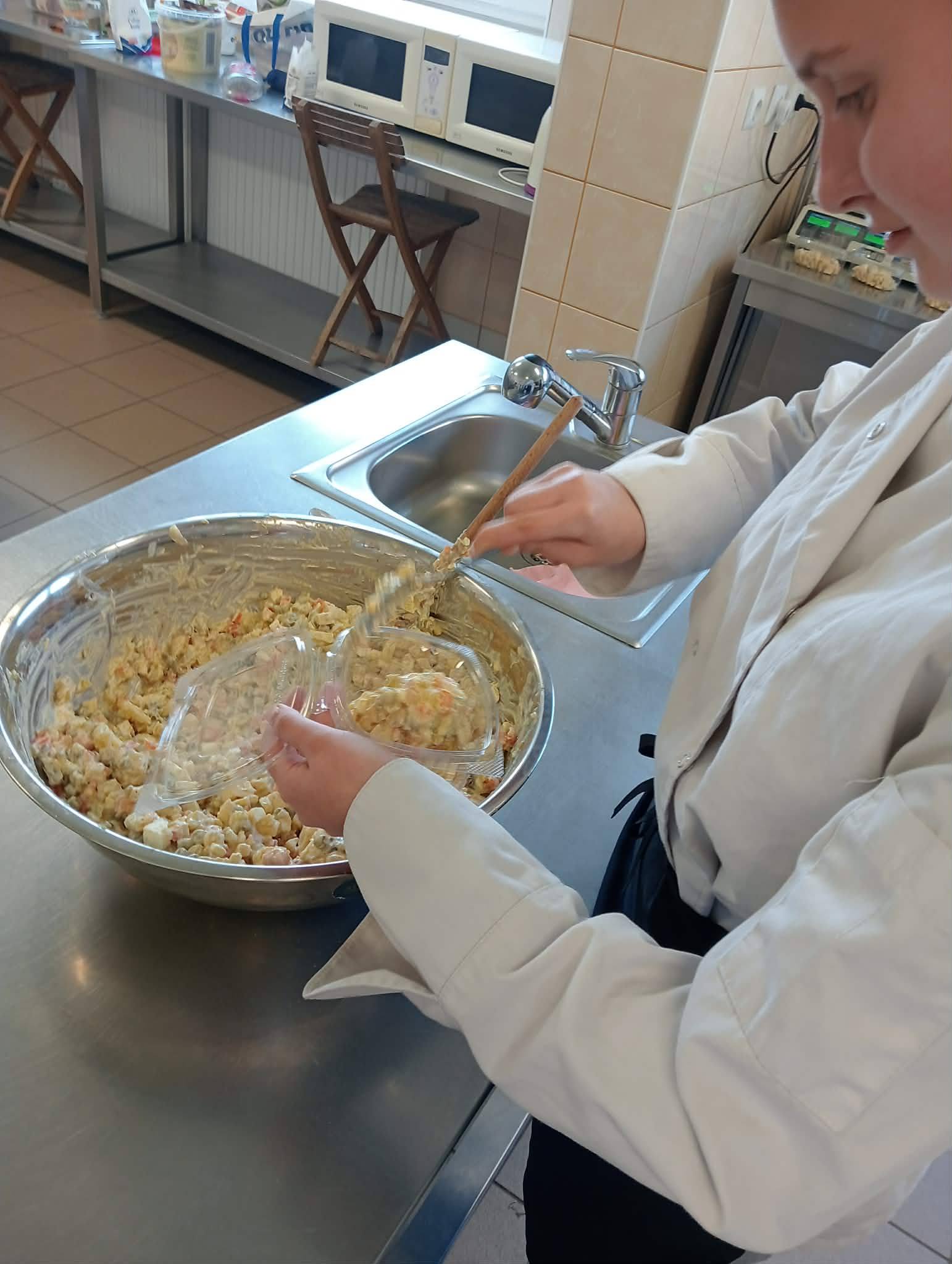 Sałatka jarzynowa dla osób w kryzysie bezdomności - Obrazek 4